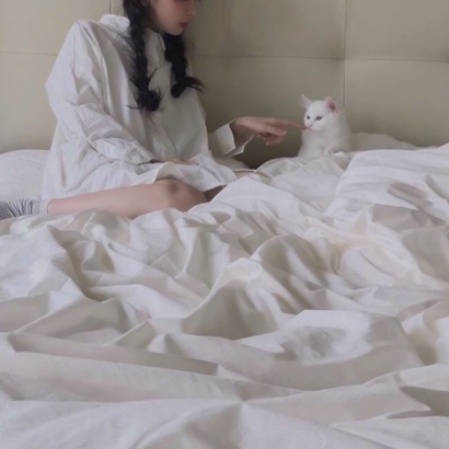 女生抱猫头像合集:软萌猫咪 + 甜酷女生,适配所有场景 女生头像 第7张 女生抱猫头像合集:软萌猫咪 + 甜酷女生,适配所有场景 女生头像 第7张