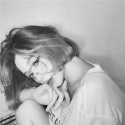 黑白意境女生伤感头像|氛围感拉满,藏着情绪的温柔画面 女生头像 第5张 黑白意境女生伤感头像|氛围感拉满,藏着情绪的温柔画面 女生头像 第5张