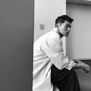 成熟稳重黑白男生头像|高级质感不撞款,彰显男士沉稳气质 男生头像 第13张 成熟稳重黑白男生头像|高级质感不撞款,彰显男士沉稳气质 男生头像 第13张
