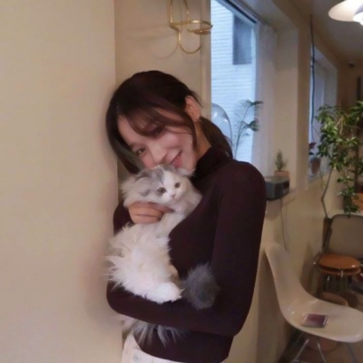 女生抱猫头像合集:软萌猫咪 + 甜酷女生,适配所有场景 女生头像 第6张 女生抱猫头像合集:软萌猫咪 + 甜酷女生,适配所有场景 女生头像 第6张