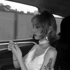 黑白系高冷女生头像合集|简约耐看,自带疏离感 女生头像 第9张 黑白系高冷女生头像合集|简约耐看,自带疏离感 女生头像 第9张