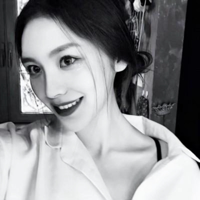 个性黑白女生头像|小众设计 + 高级质感,轻松凸显个人风格 女生头像 第26张 个性黑白女生头像|小众设计 + 高级质感,轻松凸显个人风格 女生头像 第26张