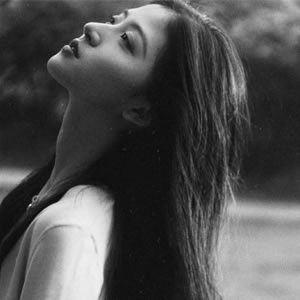 黑白系高冷女生头像合集|简约耐看,自带疏离感 女生头像 第15张 黑白系高冷女生头像合集|简约耐看,自带疏离感 女生头像 第15张