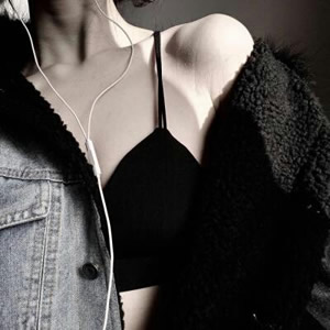 高级感女生半身头像|不露脸露肩设计氛围感拉满 女生头像 第6张 高级感女生半身头像|不露脸露肩设计氛围感拉满 女生头像 第6张