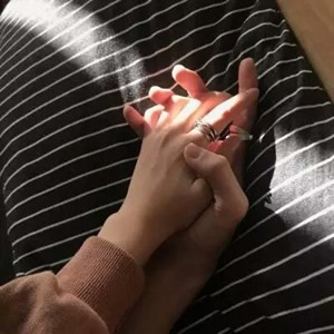 情侣牵手头像一左一右|高甜适配款,氛围感拉满超百搭 情侣头像 第8张 情侣牵手头像一左一右|高甜适配款,氛围感拉满超百搭 情侣头像 第8张