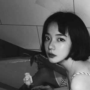 清冷系黑白女生头像:自带疏离感,尽显高冷气质 女生头像 第7张 清冷系黑白女生头像:自带疏离感,尽显高冷气质 女生头像 第7张