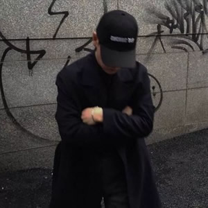 低头戴帽子男生头像推荐｜高清无水印，适配微信 /QQ/ 社交平台 男生头像 第1张