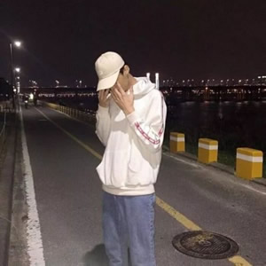 低头戴帽子男生头像推荐｜高清无水印，适配微信 /QQ/ 社交平台 男生头像 第3张