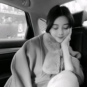 女生高冷气质黑白头像|氛围感拉满,高级感不挑风格 女生头像 第5张 女生高冷气质黑白头像|氛围感拉满,高级感不挑风格 女生头像 第5张