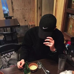 低头戴帽子男生头像推荐｜高清无水印，适配微信 /QQ/ 社交平台 男生头像 第2张