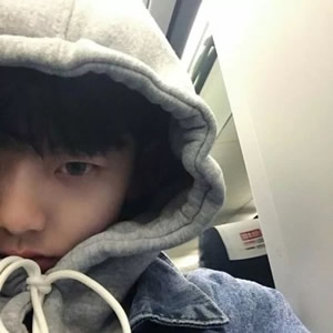 低头戴帽子男生头像推荐｜高清无水印，适配微信 /QQ/ 社交平台 男生头像 第12张