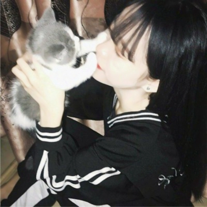 真人实拍带猫的女生头像图片 女生头像 第12张 真人实拍带猫的女生头像图片 女生头像 第12张