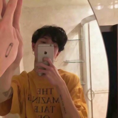 手拿手机遮脸男士头像 潮流帅气 男生头像 第12张