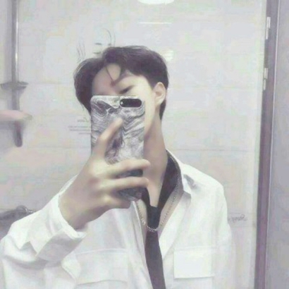 手拿手机遮脸男士头像 潮流帅气 男生头像 第7张