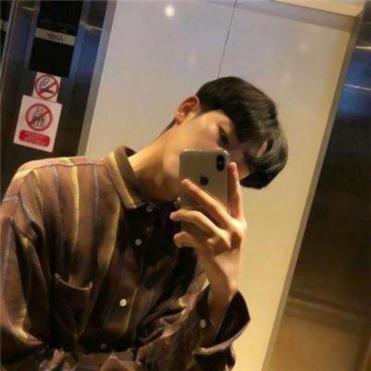 手拿手机遮脸男士头像 潮流帅气 男生头像 第24张