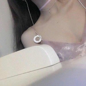 高级感女生性感锁骨头像 小众温柔露肩锁骨女生 女生头像 第3张