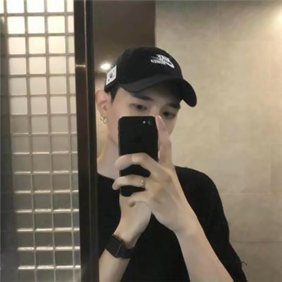 手拿手机遮脸男士头像 潮流帅气 男生头像 第29张