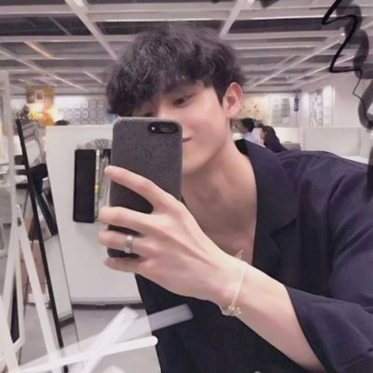 手拿手机遮脸男士头像 潮流帅气 男生头像 第16张