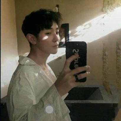 手拿手机遮脸男士头像 潮流帅气 男生头像 第10张