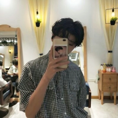 手拿手机遮脸男士头像 潮流帅气 男生头像 第20张