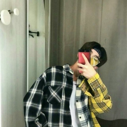 手拿手机遮脸男士头像 潮流帅气 男生头像 第2张