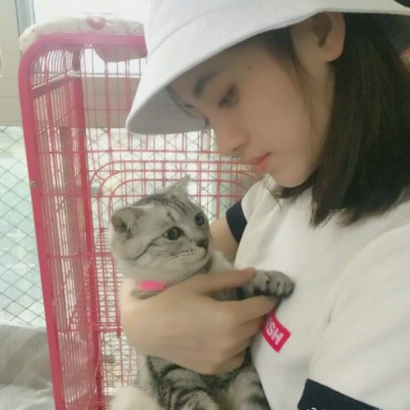 真人实拍带猫的女生头像图片 女生头像 第4张 真人实拍带猫的女生头像图片 女生头像 第4张
