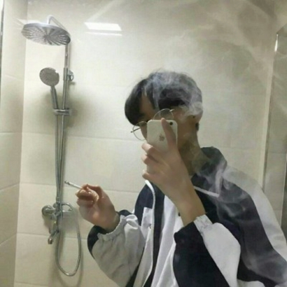 手拿手机遮脸男士头像 潮流帅气 男生头像 第5张