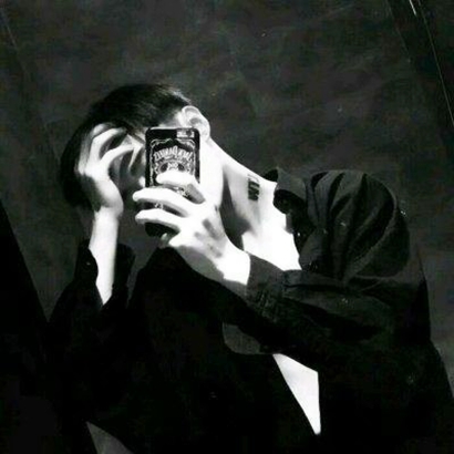 手拿手机遮脸男士头像 潮流帅气 男生头像 第13张