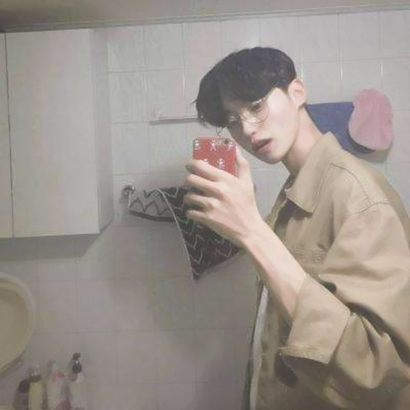 手拿手机遮脸男士头像 潮流帅气 男生头像 第28张