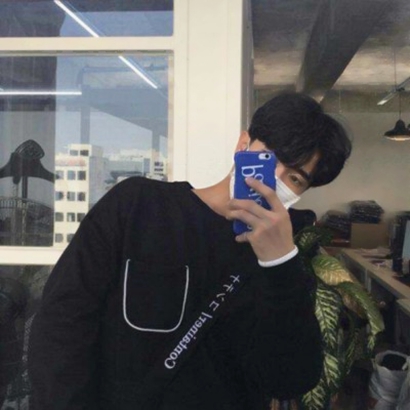 手拿手机遮脸男士头像 潮流帅气 男生头像 第21张