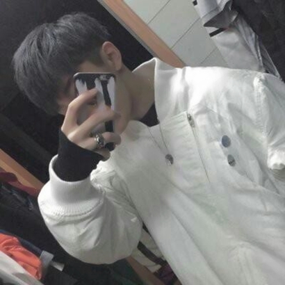 手拿手机遮脸男士头像 潮流帅气 男生头像 第11张