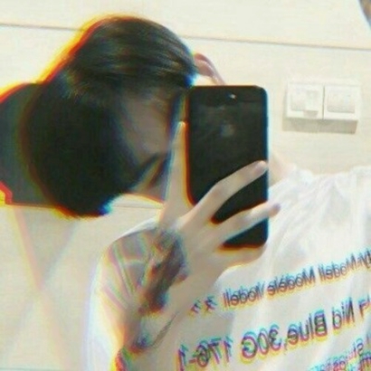 手拿手机遮脸男士头像 潮流帅气 男生头像 第3张
