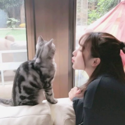 真人实拍带猫的女生头像图片 女生头像 第2张 真人实拍带猫的女生头像图片 女生头像 第2张