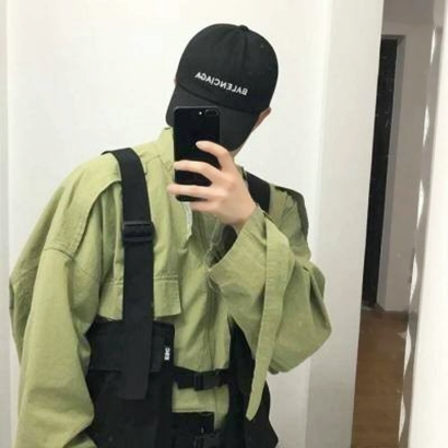 手拿手机遮脸男士头像 潮流帅气 男生头像 第1张