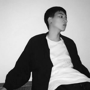 男生黑白伤感头像 孤独风格真人 男生头像 第10张