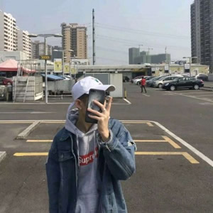 高级感男生举手机挡脸头像 干净酷帅男生拿手机头像 男生头像 第12张