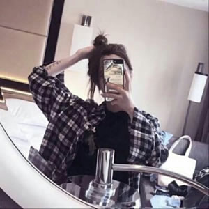 手机控头像女生霸气,各种姿势拿手机自拍 女生头像 第11张 手机控头像女生霸气,各种姿势拿手机自拍 女生头像 第11张