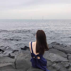 微信头像女生海边背影｜高级氛围感女生海边背影 女生头像 第9张