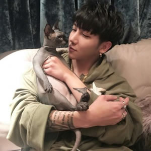 男生抱宠物头像大全｜酷帅温柔男生抱猫抱狗 男生头像 第6张