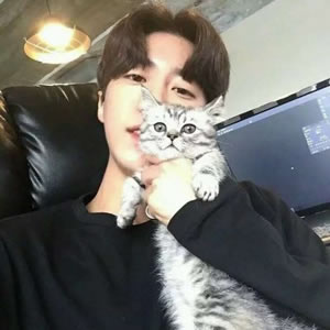 男生抱宠物头像大全｜酷帅温柔男生抱猫抱狗 男生头像 第10张