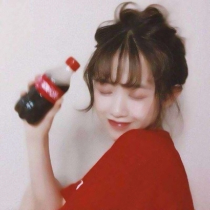 温柔治愈红色衣服女生头像干净耐看 女生头像 第10张 温柔治愈红色衣服女生头像干净耐看 女生头像 第10张