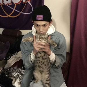 男生抱宠物头像大全｜酷帅温柔男生抱猫抱狗 男生头像 第7张