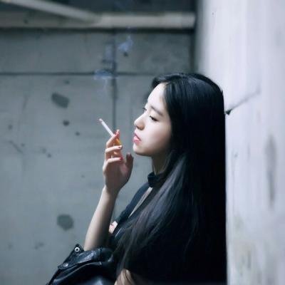 霸气范高冷抽烟女生头像 小众酷感女生 女生头像 第1张