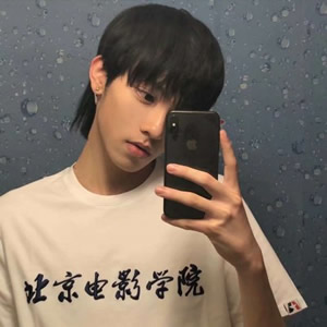 高级感男生举手机挡脸头像 干净酷帅男生拿手机头像 男生头像 第6张