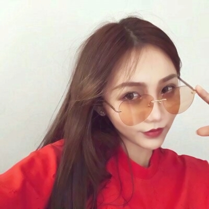 温柔治愈红色衣服女生头像干净耐看 女生头像 第1张 温柔治愈红色衣服女生头像干净耐看 女生头像 第1张
