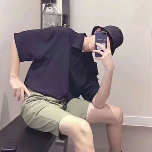 高级感男生举手机挡脸头像 干净酷帅男生拿手机头像 男生头像 第9张