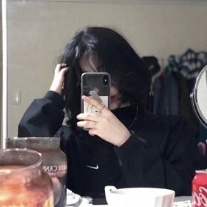 手机控头像女生霸气,各种姿势拿手机自拍 女生头像 第10张 手机控头像女生霸气,各种姿势拿手机自拍 女生头像 第10张