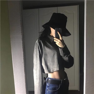 女伤感黑暗拿着手机自拍头像