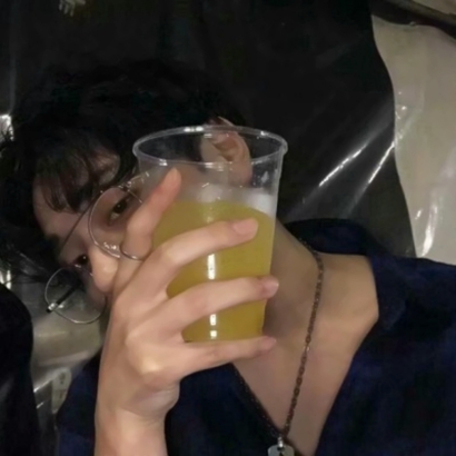 男生用手机挡脸头像 男生头像 第16张