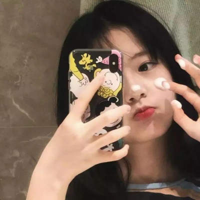 温柔真人女生拿手机微信头像分享 女生头像 第3张